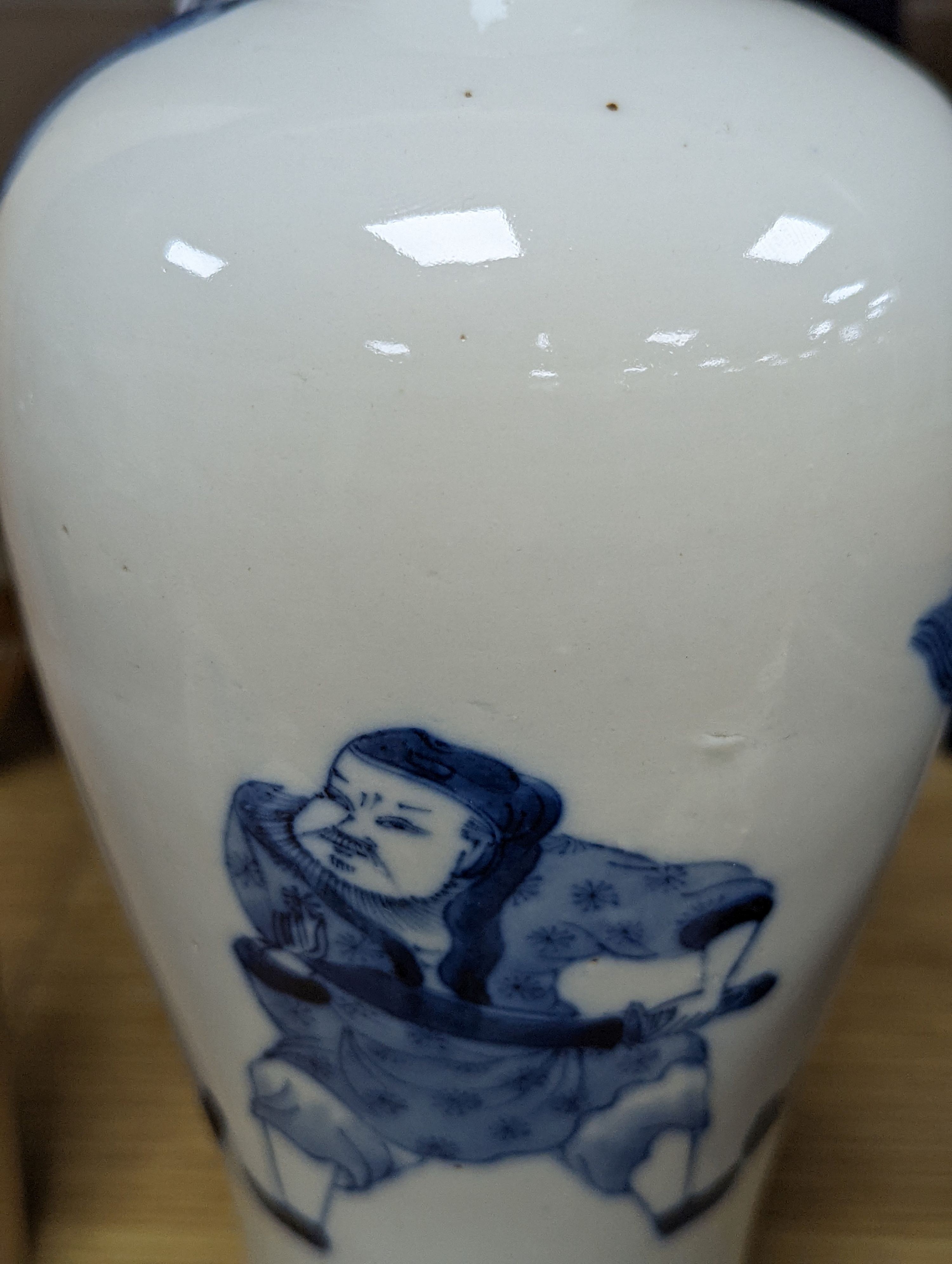 A Chinese blue and white figural meiping, 21.5cm